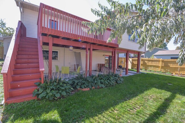 Foto del edificio - Country Club Manor home with amazing floor...