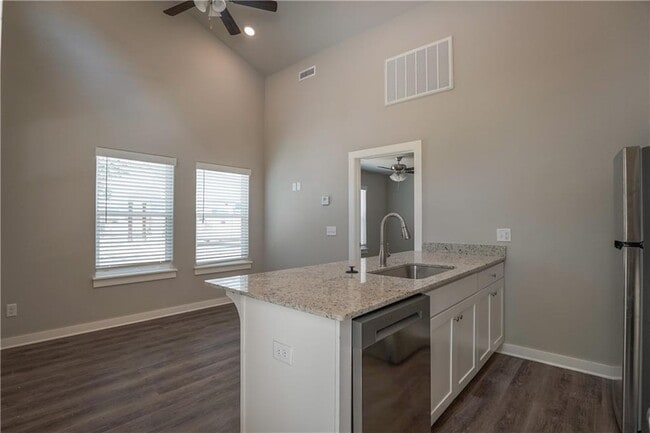 Building Photo - 748 N Honey Locust Bnd