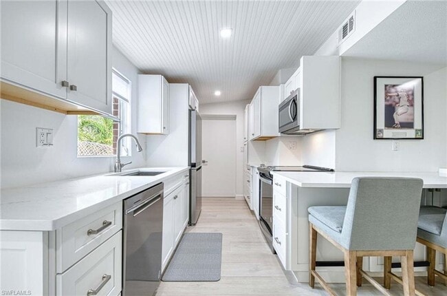 Building Photo - ***NO HOA PROCESS SO PERFECT FOR A QUICK M...