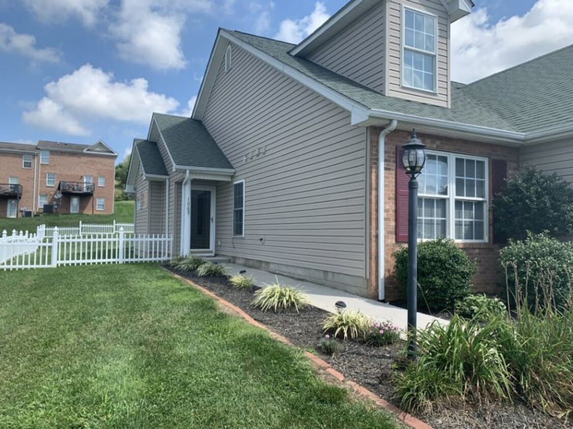 3 Bedroom, 2 Bath Townhouse-end unit 1 Car... - 3 Bedroom, 2 Bath Townhouse-end unit 1 Car...