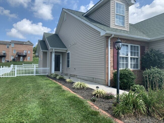 3 Bedroom, 2 Bath Townhouse-end unit 1 Car... - 3 Bedroom, 2 Bath Townhouse-end unit 1 Car...