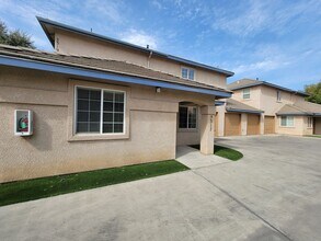 Building Photo - 2313 W Lark Ave