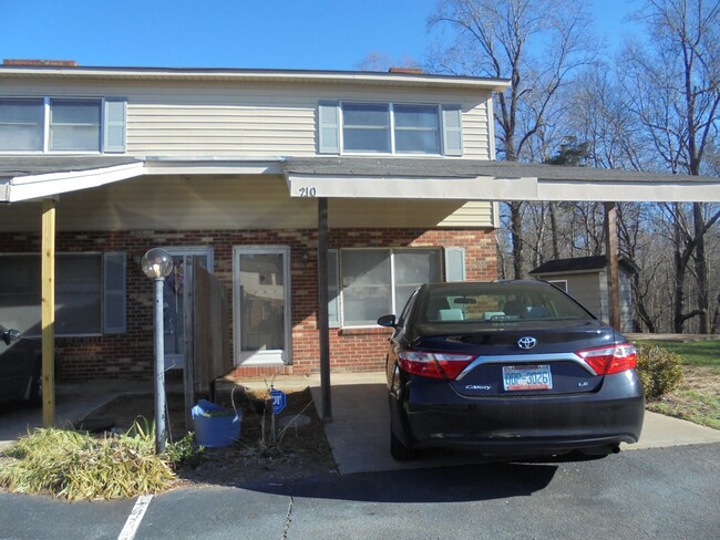 Building Photo - Remodeled townhouse in between Kernersvill...