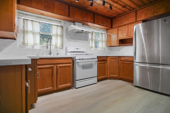 Building Photo - Single family home now available!