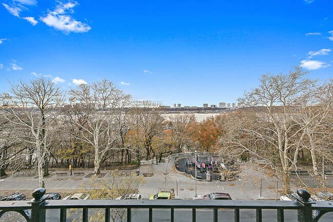 Building Photo - 706 Riverside Dr
