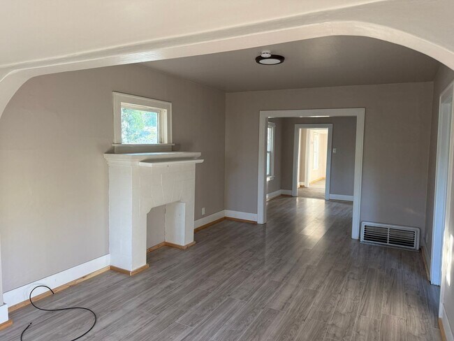 Building Photo - 2 Bed, 1 Bath Home
