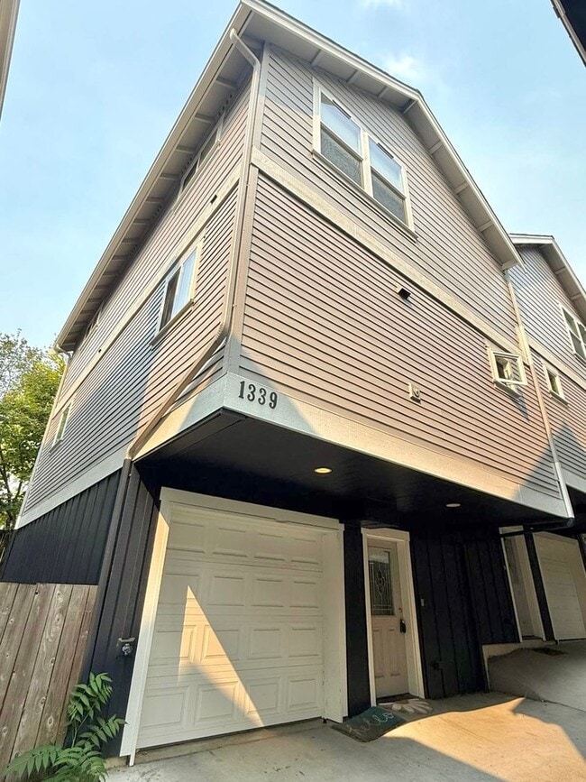 Spacious 3 BR North Beacon Hill Townhome w... - Spacious 3 BR North Beacon Hill Townhome w...