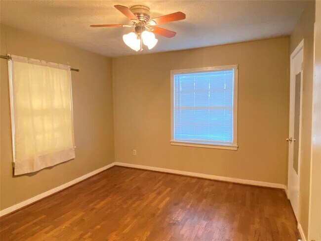 Building Photo - 426 Farm to Market 1093