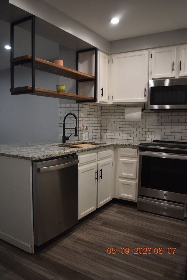 Foto del edificio - Lovely Updated Littleton Townhome in Wonderful Location