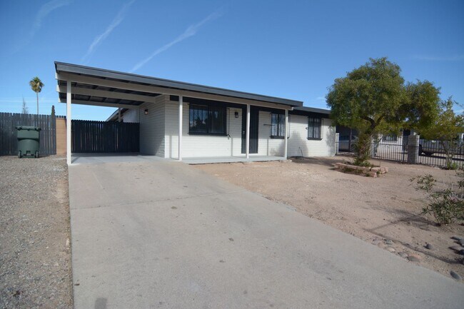 Building Photo - Remodeled 3 Bedroom 2 Bath House! South Tu...