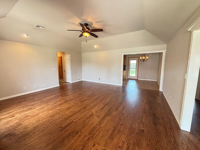 Building Photo - Awesome 3 bed/2bath/2 car Split floor plan in Southfork III!
