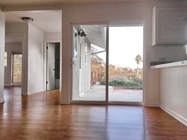 Building Photo - 646 Island View Dr
