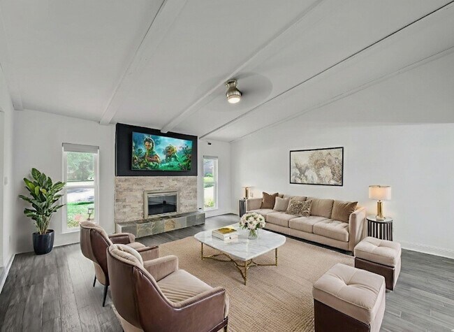 Building Photo - 1121 Bass Dr
