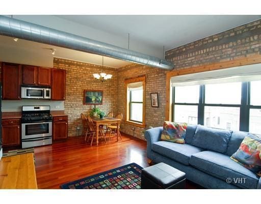Building Photo - 1249 W Roscoe St
