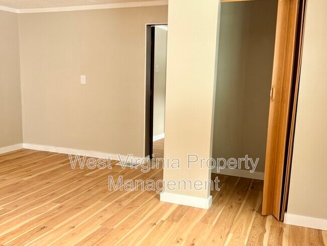 Foto del edificio - 172 Sullivan Rd