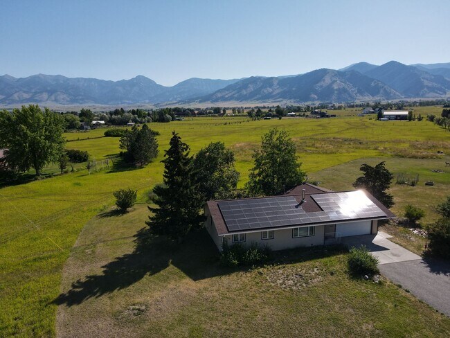 Building Photo - Spacious Country Property On 5 Acres with ...