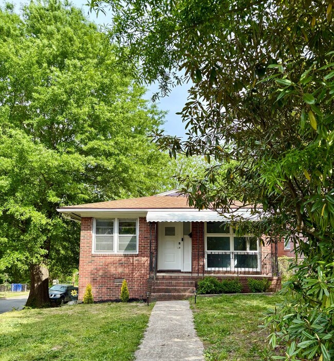 Foto del edificio - Spacious Home Near Downtown Durham!