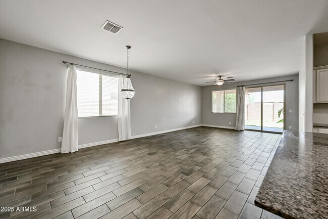 Foto del edificio - 2414 E Hazeltine Way