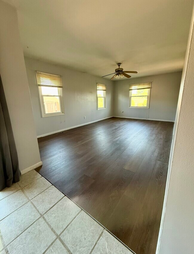 Living room - 991 Manor Ln