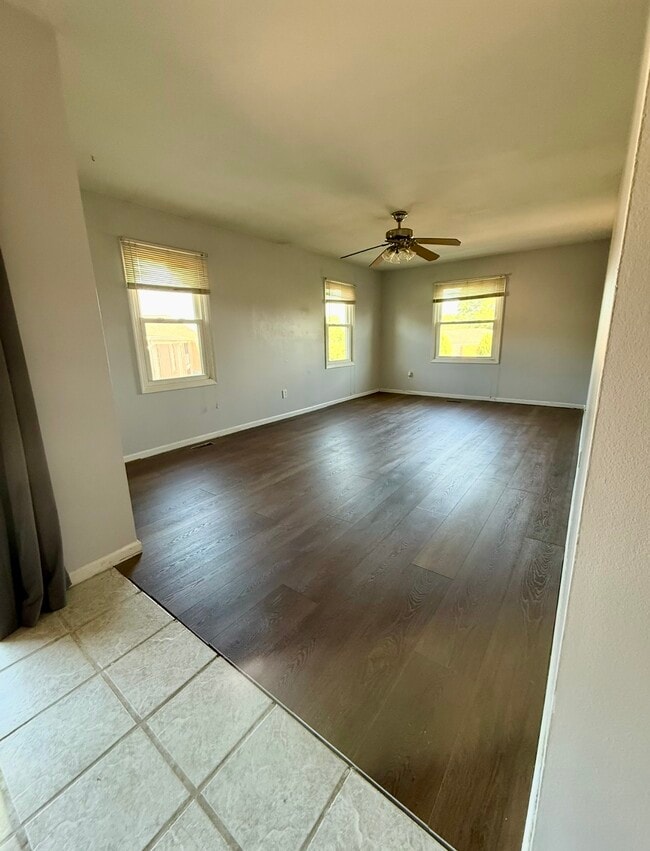 Living room - 991 Manor Ln