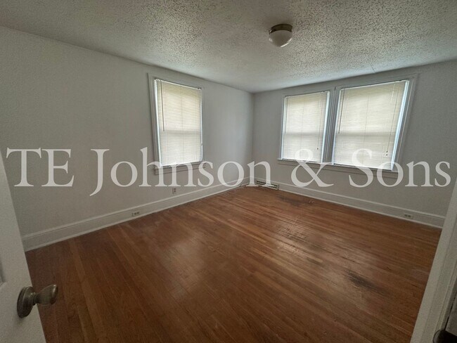 Foto del edificio - Charming 3BR Home with Basement, Large Backyard & Hardwood Floors in Kernersville