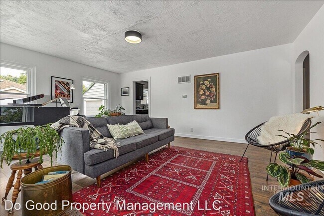 Building Photo - 3 br, 1 bath House - 2900 N Woody Dr.