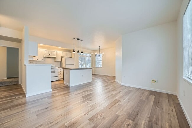 Building Photo - Bright & Cozy 2BD/2BA Townhome in Meadowvi...