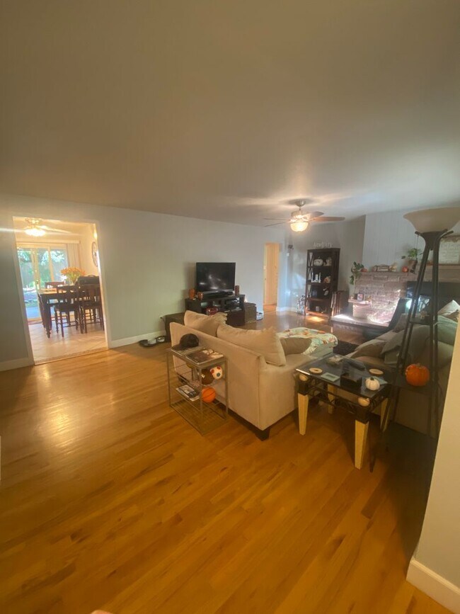 Foto del edificio - Charming 3 Bed, 1.5 Bath Home in Central F...