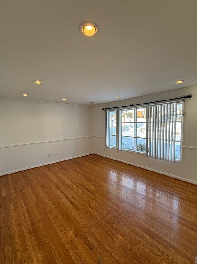 Foto del edificio - Beautiful 3BR Home with Garage, Finished Walk-Out Basement & Bonus Spaces- Beltsville, MD