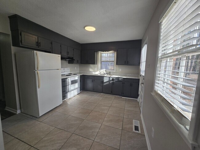 Building Photo - New Listing!!