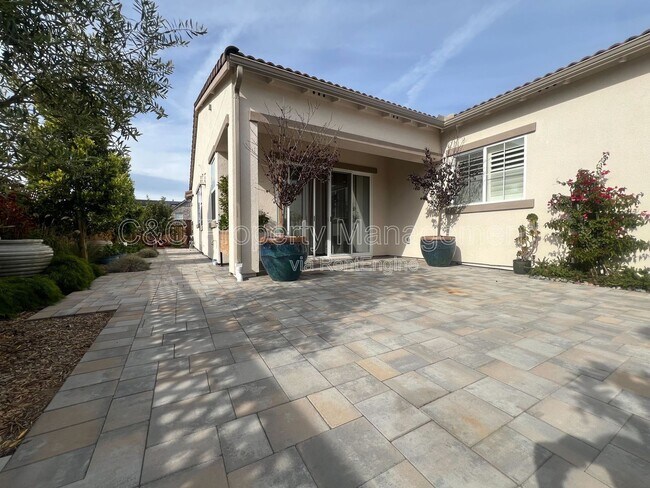 Building Photo - 2996 Minaret Wy