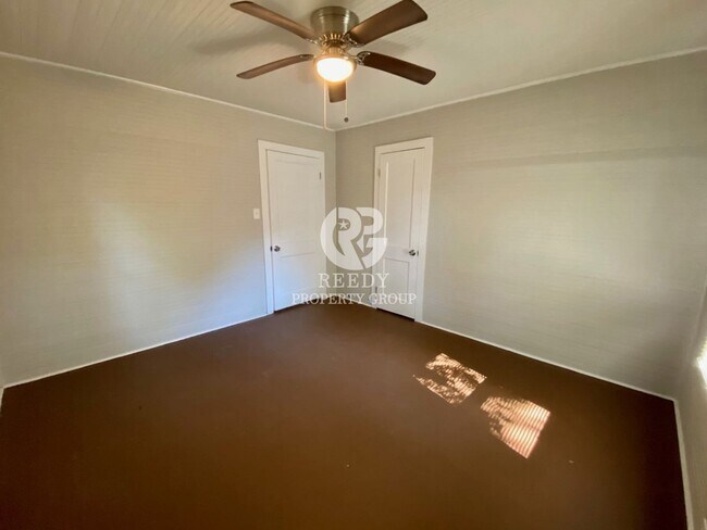 Foto del edificio - Super Cute 2 bed / 1 bath completely remod...