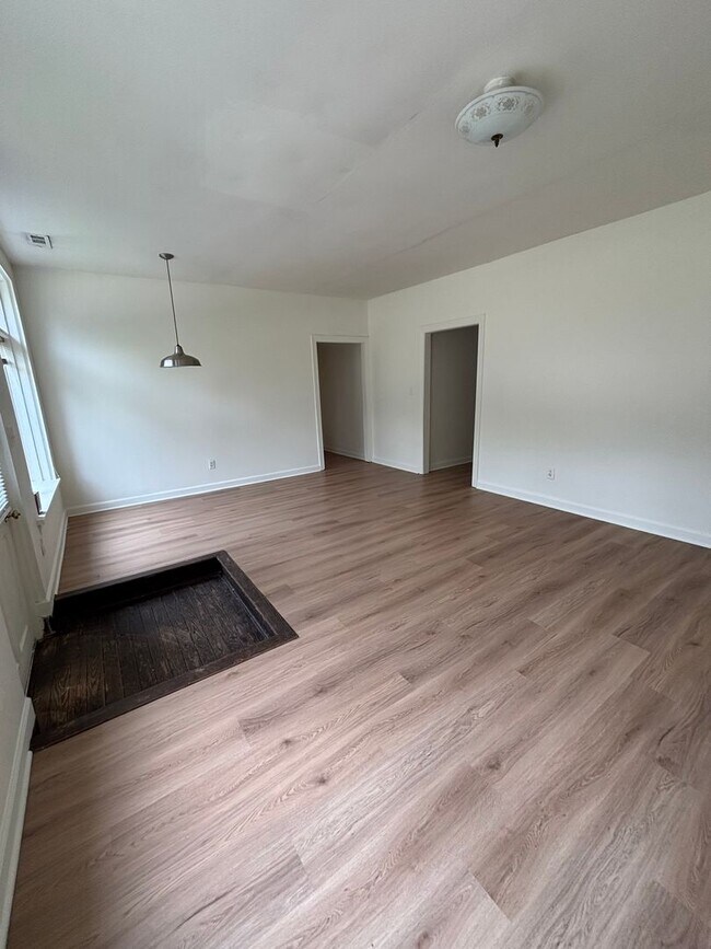 Foto del edificio - 4-Bedroom Apartment in Prime Downtown Carr...