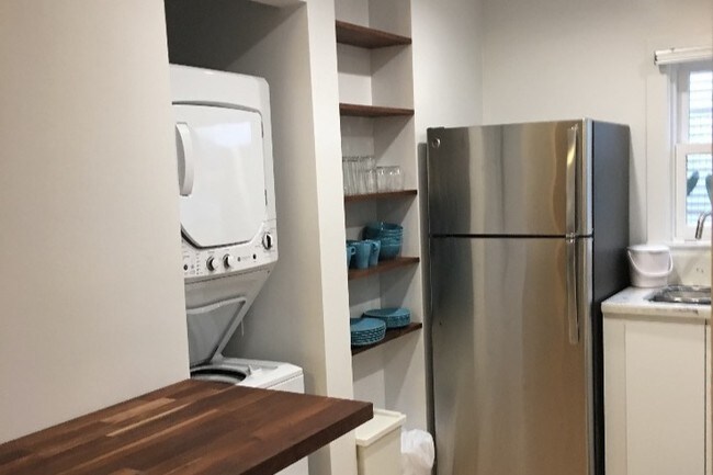 Kitchen with Washer/dryer - 1038 Pardee St