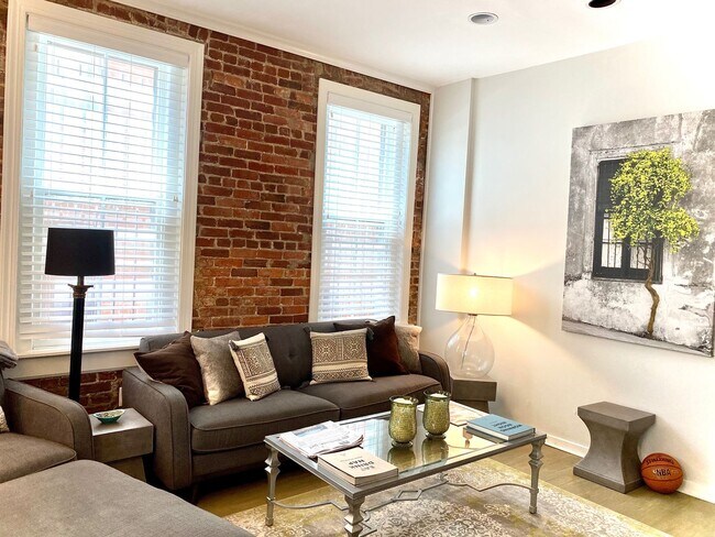 Building Photo - Bright Modern 1 bedroom Condo in DuPont st...