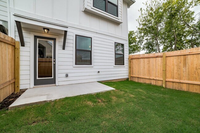 Foto del edificio - Sunny 2 BR Oasis: Contemporary Comfort in ...