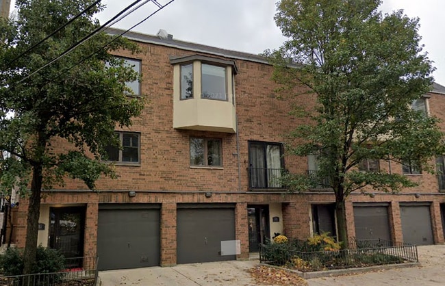 Building Photo - 747 W Dickens Ave