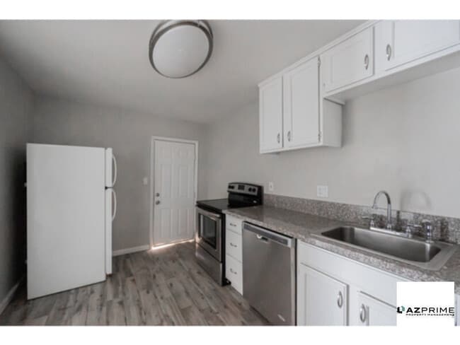 Building Photo - Find Comfort and Style in This Beautifully...