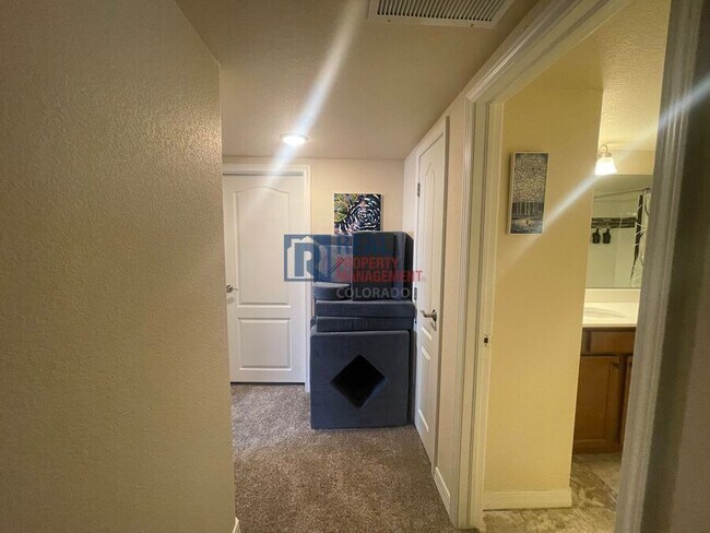 Foto del edificio - 10470 Mount Emerald Dr
