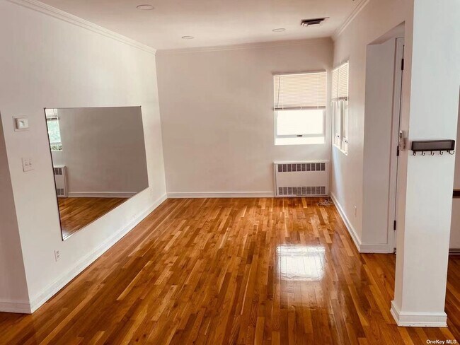 Building Photo - 57-21 E Hampton Blvd