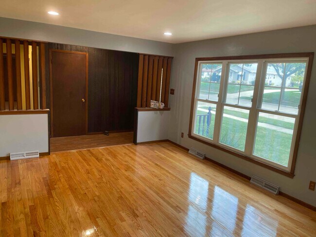 Building Photo - 3831 S 93rd St