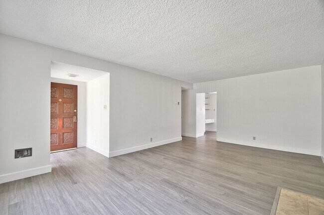Foto del edificio - 7817 Emerson Ave