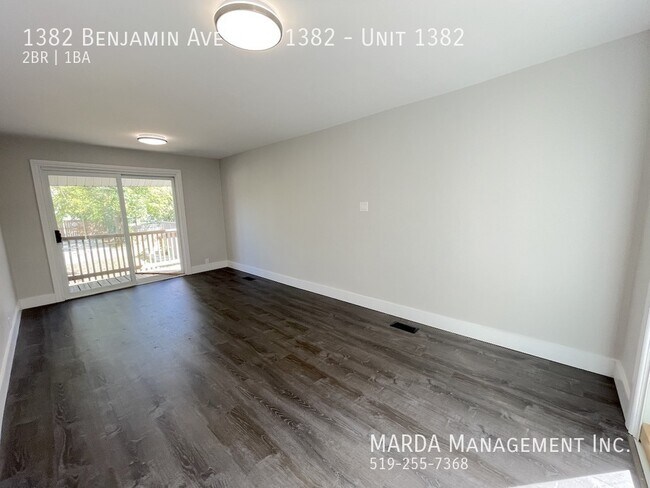 Photo du bâtiment - RENOVATED 2 BED + DEN/1BATH - WALKERVILLE + HYDRO & GAS