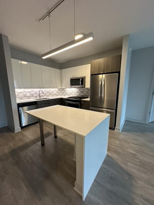 Foto principal - 2 bedroom in Chicago IL 60613