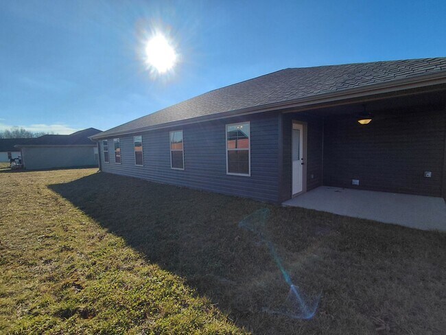 Building Photo - Beautiful home close to post