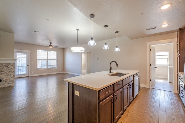 Building Photo - 3 bedroom, 2 bathroom home located in Love...