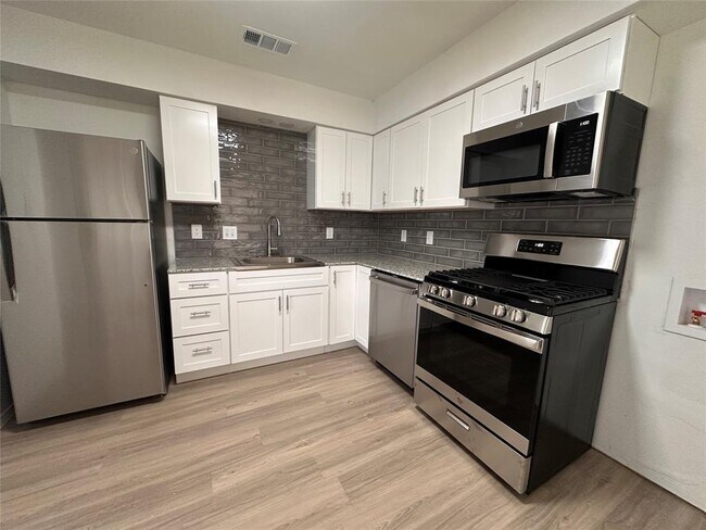 Foto del edificio - 6910 Circle S Rd