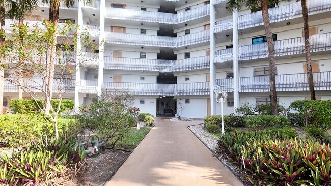 Foto del edificio - 4640 Lucerne Lakes Blvd W