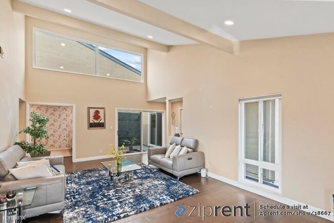 Building Photo - 4 br, 2 bath Townhome - 232 Beach Park Bou...