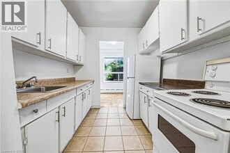 Building Photo - 325 A James St S